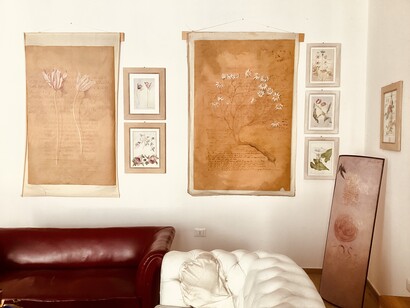 Mariella Busi De Logu, 10 Aprile 1945, 10 Aprile 2025, vista della mostra. Per gentile concessione di Mariella Busi De Logu