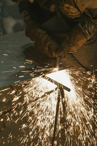 La idea de que el progreso económico es el resultado del esfuerzo individual y de la acumulación disciplinada conecta directamente con los principios del mercado libre