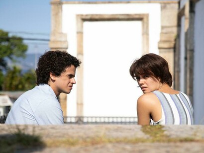Rodrigo Lélis (Caetano Veloso) e Sophie Charlotte (Gal Costa) em cena do filme 'Meu Nome é Gal'