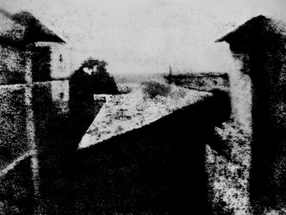 Joseph Nicéphore Niépce; Vista desde la ventana en Le Gras, datada en el año 1826, la primera fotografía conocida. Se conserva en la actualidad en la Universidad de Texas
