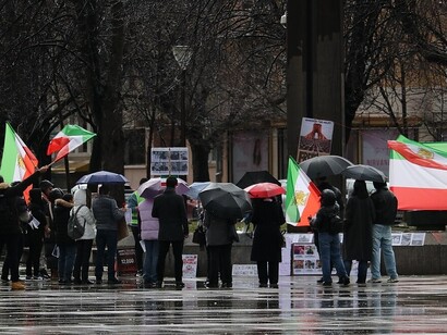 La violenta repressione aveva suscitato condanne internazionali e persino una risoluzione del Consiglio Diritti Umani dell’ONU che denunciava uccisioni di manifestanti e l’uso sproporzionato della forza. Foto di una protesta anti Repubblica Islamica in Iran agli inizi del 2025 a Sofia, Bulgaria 