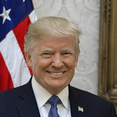 El presidente Donald Trump posa para su retrato oficial en la Casa Blanca, en Washington, D.C., en 2017