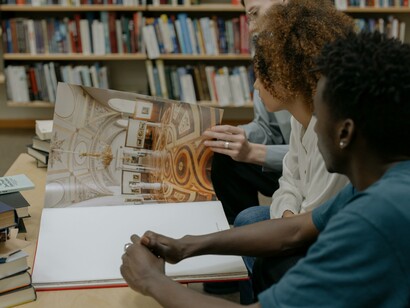 Estudiando y razonando juntos en una biblioteca