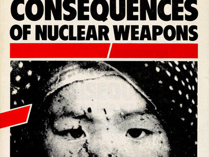 Cartel sobre las consecuencias de las armas nucleares, que muestra el rostro de una víctima y advierte sobre los efectos de este tipo de armamento