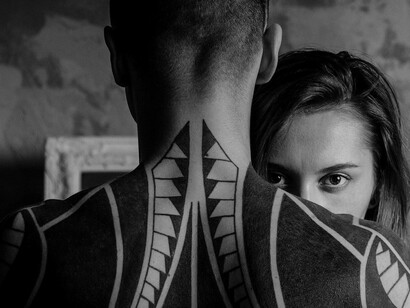 La palabra tatuaje  proviene del samoano «tátau», que significa «marcar o golpear dos veces» 