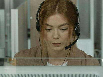 Atendente de call center. Muitos clientes chegam já frustrados e sem paciência, e é aqui que a empatia entra em cena. Ser capaz de ouvir e entender a situação deles, acalmá-los e guiá-los pacientemente até uma solução é a das capacidades mais importantes que todos desenvolvem