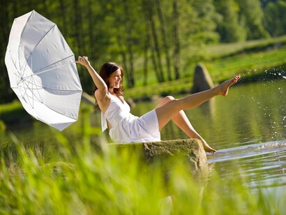 Una joven disfruta a la orilla de un lago