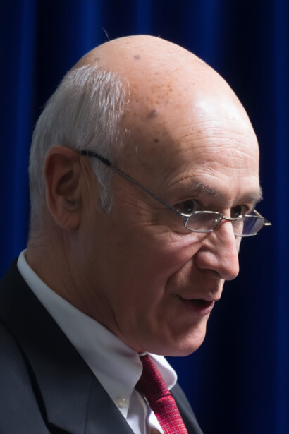 Joseph Nye prägte den Begriff, um jene Form von Macht zu beschreiben, die nicht auf Zwang oder Bezahlung beruht, sondern auf Attraktivität, Glaubwürdigkeit und Zustimmung. Bild: Joseph Nye, Aufnahme um 2013