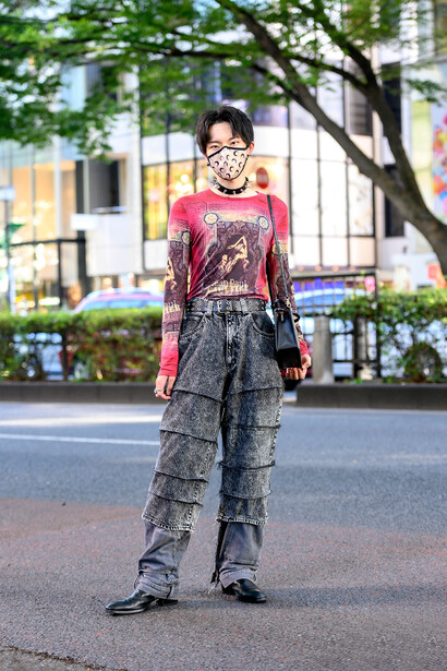 Joven portando un atuendo «vintage remake» en Tokio, Japón