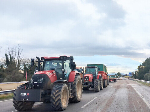 Miembros del movimiento "Revuelta Campesina" bloquearon la autopista A7 en Garrigàs, en la comarca del Alt Empordà, en España, para expresar su oposición al Mercosur