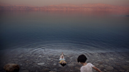 Ragazze palestinesi si bagnano nelle acque del Mar Morto. Cisgiordania, 2009.
©Paolo Pellegrin/Magnum Photos
