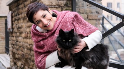 Con gatto, e sciarpa fatta con le sue mani. Il soprano Angela Nisi in uno scatto a Roma © Simone Scatarzi