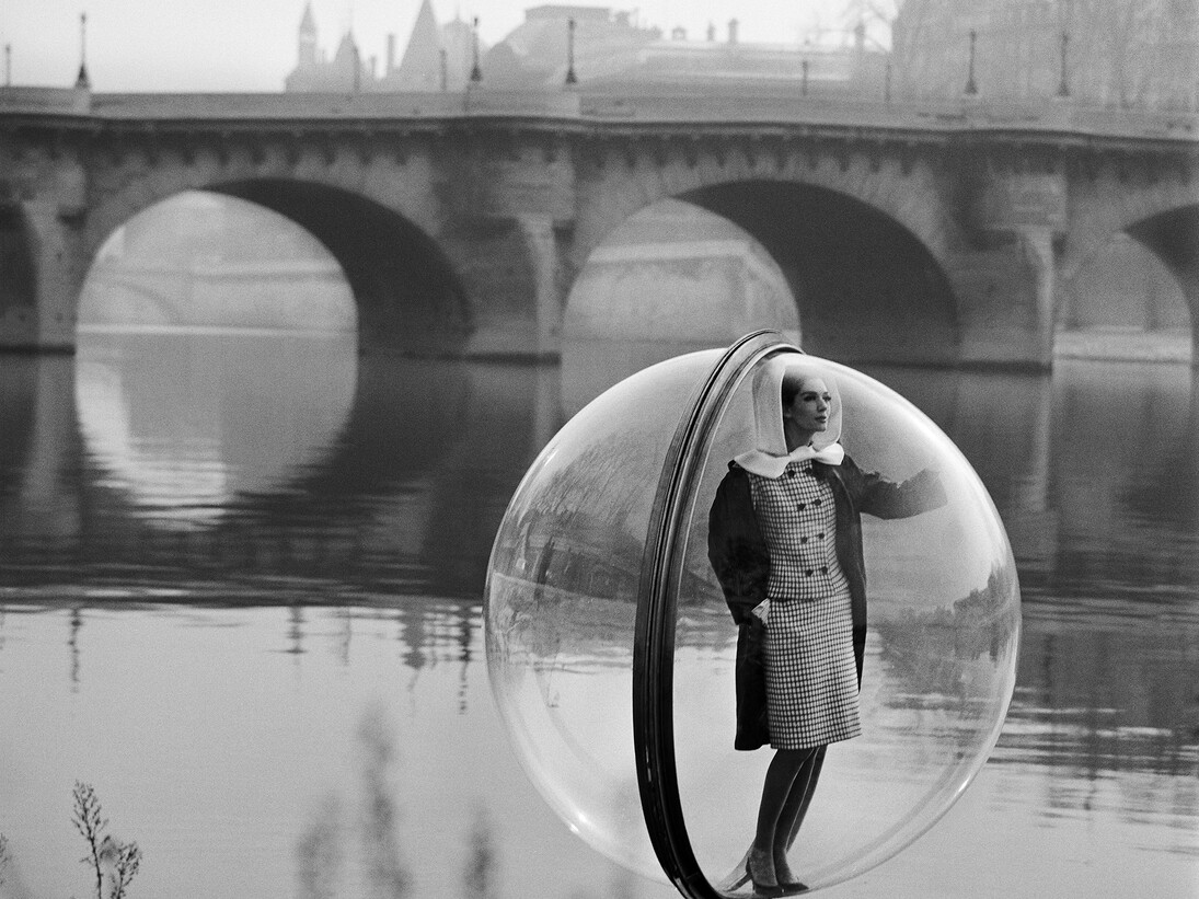 Galerie d’en Face : «On the Seine» (Simone d’Aillencourt), Melvin Sokolsky, 1963