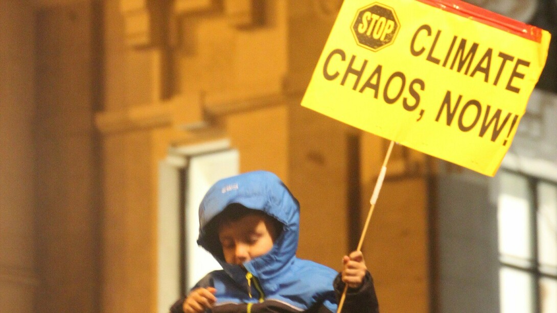Niño sosteniendo un cartel que dice "Detén el caos climático ahora" durante la Marcha por el Clima, Madrid, España, 6 de diciembre de 2019