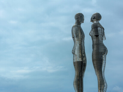Kissing statue. I pensieri si fanno luminosi, la mente razionale cede il passo ai pensieri generati dalla mente del cuore che non è un pensiero contaminato dagli stereotipi del cervello testa ma un pensiero libero