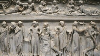 "Sarcófago das Musas", representando as nove Musas da mitologia grega, divindades associadas às artes e ciências. Elas eram filhas de Zeus e Mnemosine e cada uma delas era responsável por uma área específica do conhecimento humano e seus atributos. Escultura em mármore, da primeira metade do século II d.C., encontrado na Via Ostiense. Na Grécia Antiga, o termo “mouseion” (de onde deriva a palavra “museu”) era utilizado para designar um lugar dedicado às musas — divindades inspiradoras das artes e das ciências