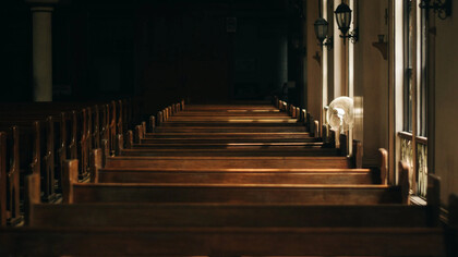 Interno di una chiesa semplice vuota