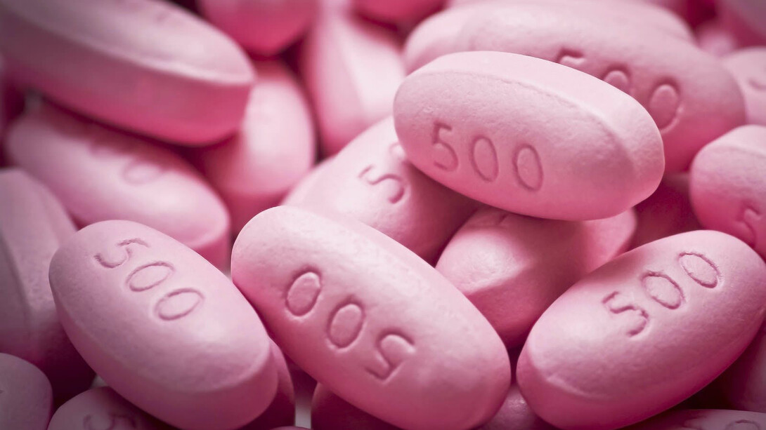 Las pastillas de su madre aún descansaban sobre su tocador