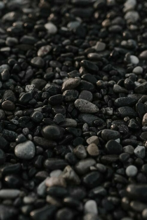 Di fronte alla scelta se percorrere questa o quella strada, se posizionare i piedi su questo o quell’acciottolato, sappiamo che incontreremo comunque allo stesso tempo morbidezze e asperità. E le asperità avranno la forma di pietruzze aguzze