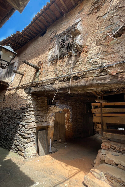 La arquitectura es peculiar de la zona; la manera austera de construir de otros tiempos que, por suerte, en este caso se ha conservado. En su mayoría son casas de piedra, adobe y madera, erigidas sobre la pendiente sinuosa y desnivelada que facilita que se observe en su grandeza. Robledillo de Gata, Cáceres, España