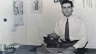 Eugenio Carbone nel suo studio cosentino: un viaggio nell'arte e nella creatività. Scopri la straordinaria personalità di questo talentuoso stilista, modellista e pittore