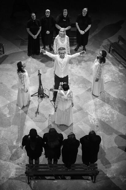 Shoja Azari, Mohsen Namjoo, Shirin Neshat. Passage through the world (2015)