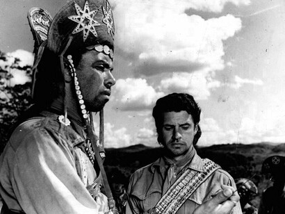 Cangaceiros. Quando estava chegando perto, começou a chorar, uma tristeza abateu o seu rosto. Era como se ele tivesse alguma ligação com o referido lugar macabro, onde hoje se tornou um local turístico, nas rotas de Lampião, pois como diz o professor Dr. Wescley, “a empresa de Lampião foi responsável pela marca que temos hoje”