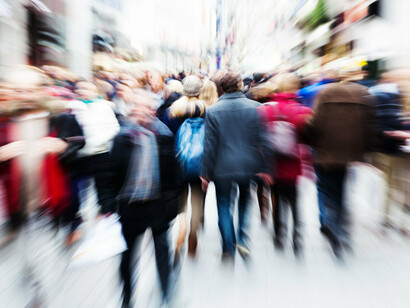 Persone in movimento. Se riuscissimo a dar vita ad una società parallela, formata da individui di buona volontà, dove i valori non sono quelli in uso, allora il nostro esempio potrà essere seguito e appartenere ad una società piuttosto che ad un'altra sarà una libera scelta dell’individuo
