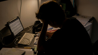 La salud mental en las universidades se ha convertido en un eje crítico que interpela no solo a las instituciones, sino también al Estado y a la sociedad en su conjunto