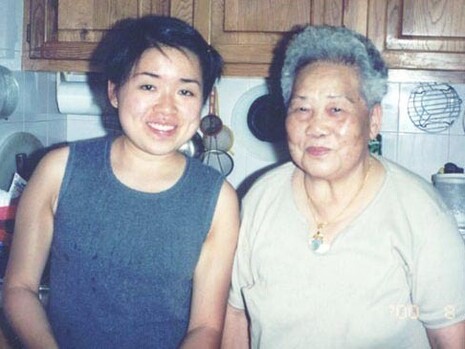 Jenny Seu Kueng Low Wong con su abuela