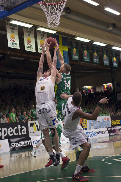 Fight for the rebound. Photo by David Nilsson Hamne