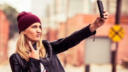 Joven haciéndose una autofoto (o un selfie)