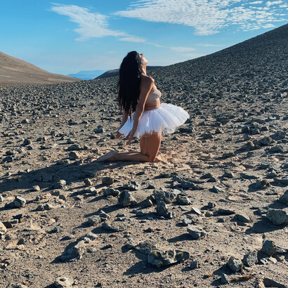 El diálogo entre arte y ciencia permitió explorar cómo una experiencia puede transformarse en memoria, imagen y obra. Estación Atacama UC – Alto Patache, perteneciente a la Pontificia Universidad Católica de Chile