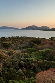 Paesaggio al tramonto dell'isola di Asinara, tra la Corsica e la Sardegna, Italia