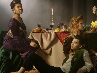 Atores em cena. Depois da revolução gloriosa as comédias tiveram uma pequena revivida, mas devido a rejeição do rei William e sua mulher pelo teatro o apelo delas diminuiu. O público estava se tornando cada vez mais moralistas e não apreciava mais as comédias sujas da geração anterior
