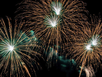 La celebración de Nápoles ofrece múltiples significados: la inquietante evocación de las trincheras de guerra, la conversión del estruendo en espectáculo colectivo y la normalización del riesgo como parte de un ritual ancestral. Celebrando el nuevo año 2026 en Nápoles, Italia