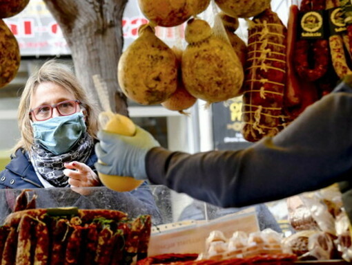 Al mercato con la mascherina