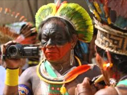 Un indígena con una cámara de vídeo digital