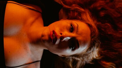 Innocenza rubata. La mia infanzia è stata violata, velata e respirata con una maschera antigas. Nelle case, per le strade, nelle auto, sono in compagnia del mio rossetto