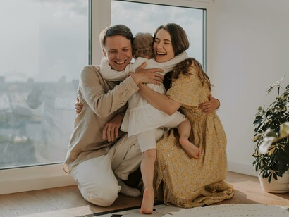 Um dos maiores paradoxos da vida de Derick é a sua fachada de uma família aparentemente perfeita