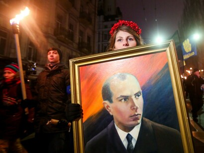 Manifestante con una foto di Stepan Bandera, che guidò un esercito ribelle ucraino durante la seconda guerra mondiale