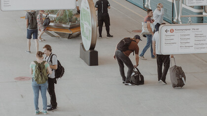 Aeroportos e estações de trem são sinônimos de um espaço para chegadas e partidas