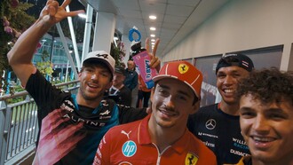 Pierre Gasly, Charles Leclerc, Alexander Albon, Lando Norris e George Russell in “Nel caldo della notte”, settimo episodio della settima stagione di Drive to Survive