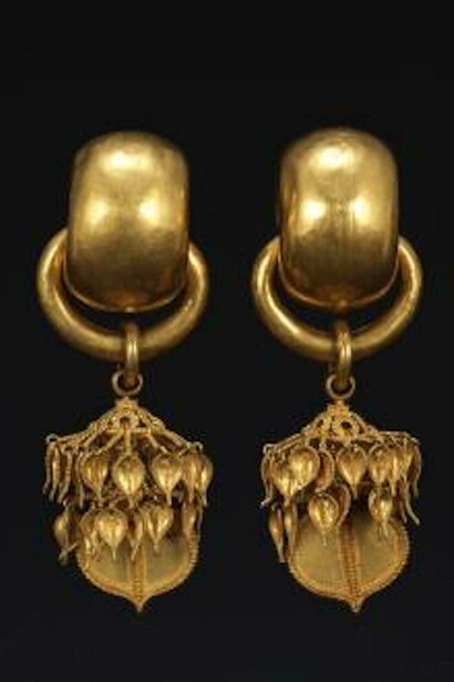 Earrings , Korea, Three Kingdoms period, Silla, Kingdom (57 B.C.–A.D. 676), 6th century
Gold. a) H. 3 3/8 in. (8.6 cm); W. 1 5/16 in. (3.4 cm). b) H. 3 9/16 in. (9 cm); W. 1 5/16 in. (3.4 cm)