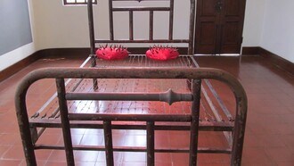 Pedro Arrieta (Costa Rica): «Amor punzante noche tras noche». Instalación. Premio Bienal CCR, 1996