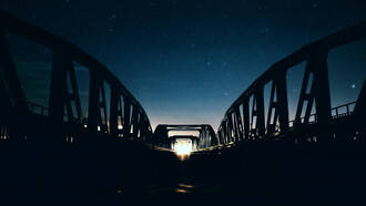 Puente durante el atardecer en Tykocin, Polonia