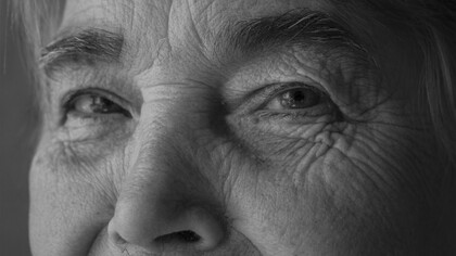 Che ogni tua paura d’invecchiare, di perderti nella solitudine, nella dimenticanza, nell’abbandono si faccia sguardo