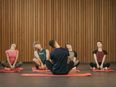 Aula de yoga. Então, como podemos cuidar da nossa saúde mental no meio desse caos que é a vida escolar? Primeiro, precisamos reconhecer os sinais de que algo não está bem. Irritabilidade constante, dificuldade para dormir, perda de interesse em atividades que antes eram prazerosas e problemas de concentração são alguns dos sintomas de que precisamos parar e reavaliar nossa situação. Não ignore esses sinais; eles são o alarme do seu corpo pedindo ajuda
