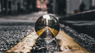 Die Zeitebene, die der Autor aus der Phantasie erfunden hat, widerspiegelt sich in unsere Realität 