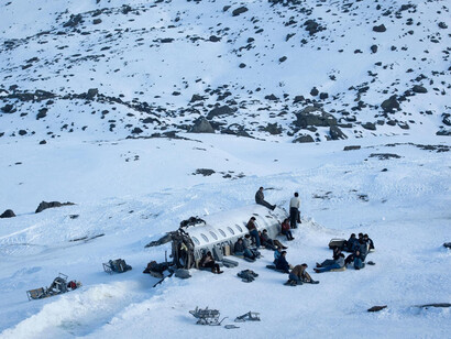 El film destaca los vínculos de hermandad entre los pasajeros, explorando con sensibilidad el dilema moral que enfrentaron los sobrevivientes